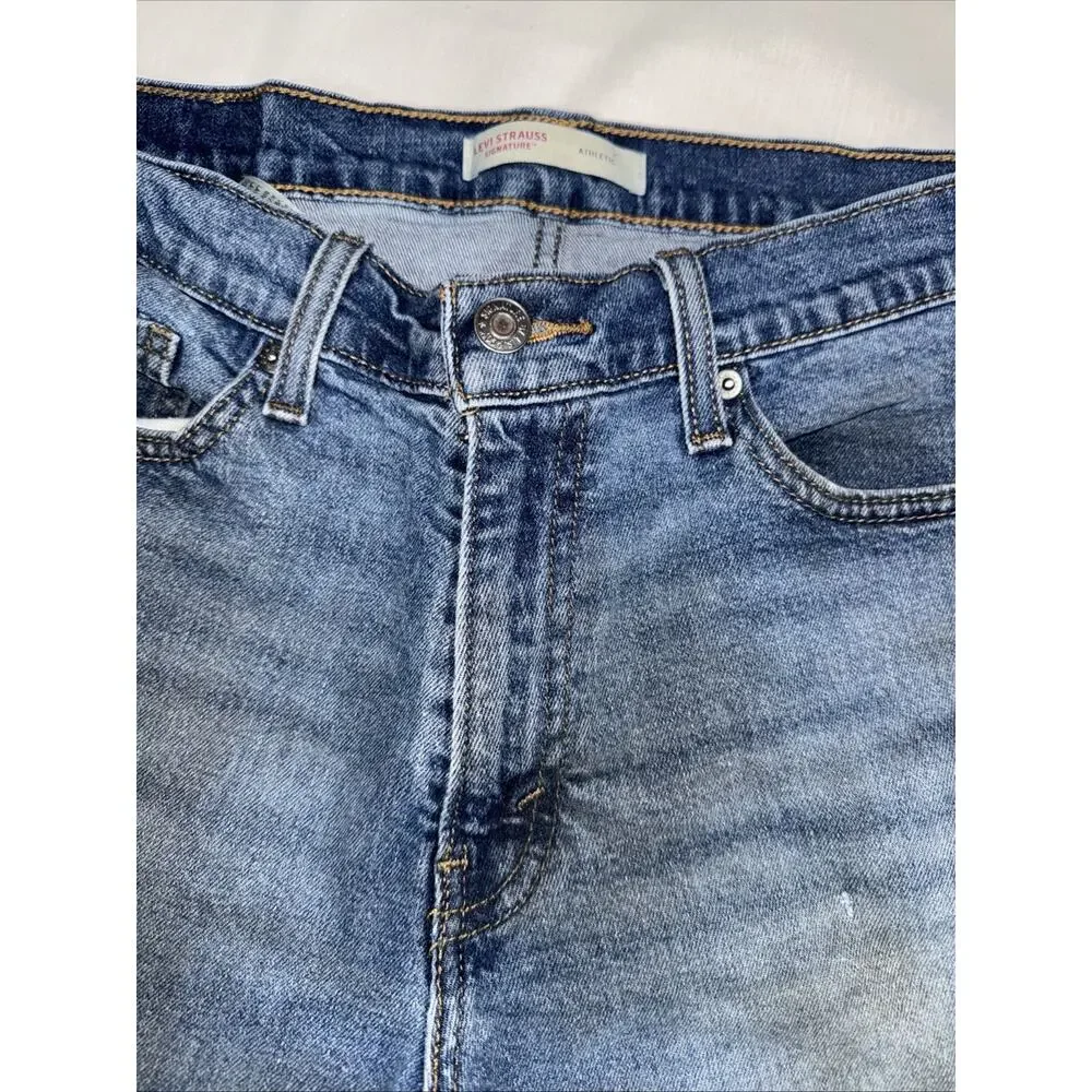 Levis Signature Men's Athletic Fit Blue Jeans Size 30 X 30 Medium Wash Thrashed